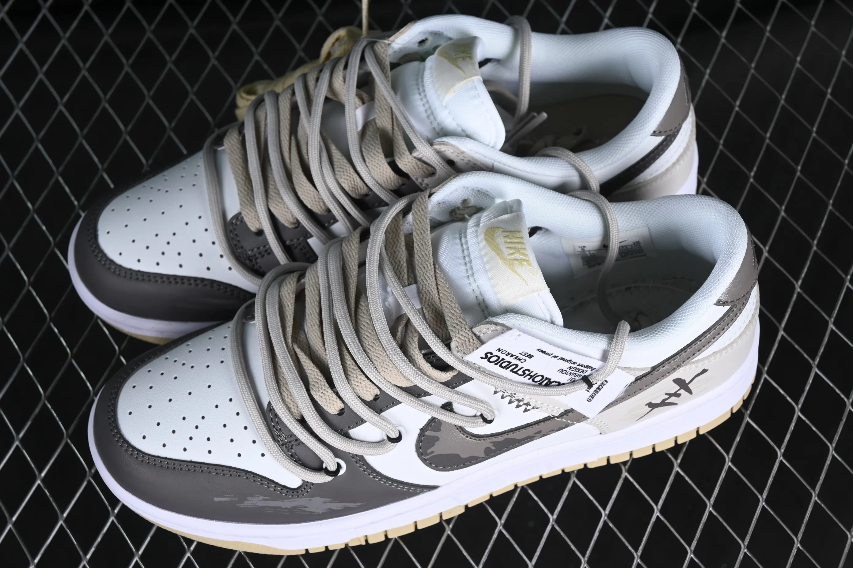 All Categories Nk SB Dunk Series Nk SB Dunk Low Low-top sneakers Customized large box Nk Dunk Low "Team Gold" Official custom-crack SB strapped low-top casual sneakers DV0833-100